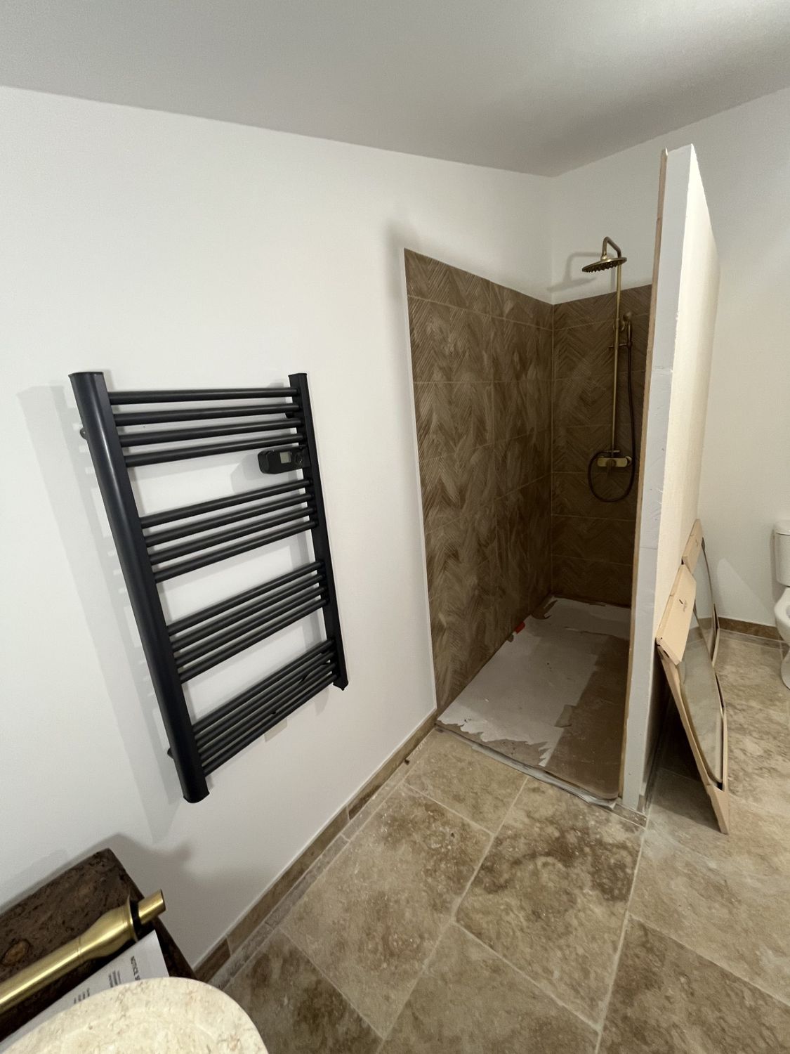 Électricité et éclairage d'une salle de bain rénovée
